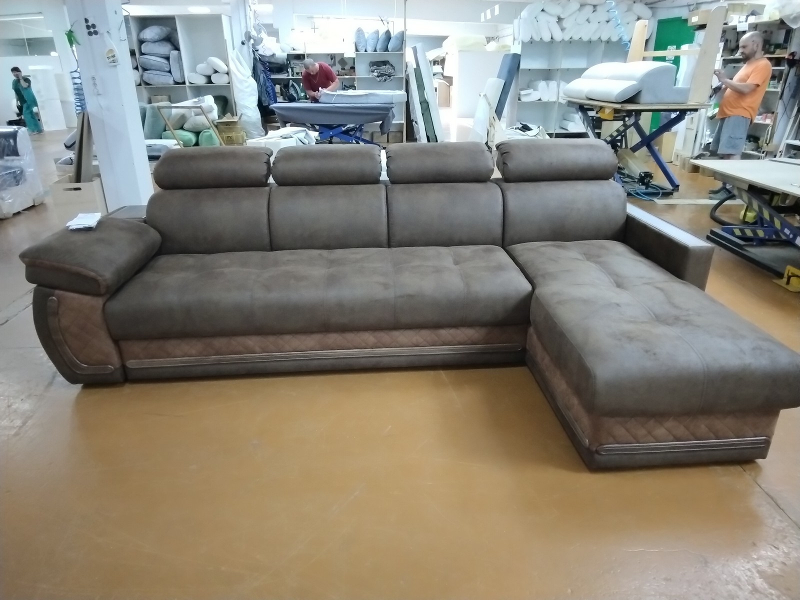 Диваны Айпетри Люкс в наличии. Склад Н 3800 Кальвадос 788/кальвадос 784 Подлокотник от Браво уют с накладкой сверху  МДФ--299 Т Дуб коньяк